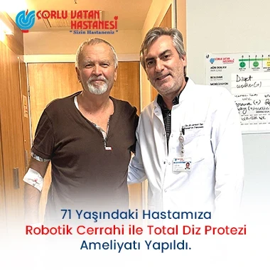 71 YAŞINDAKİ HASTAMIZA YÜRÜMEYİ ZORLAŞTIRAN DİZ KİREÇLENMESİ NEDENİYLE ROBOTİK CERRAHİ İLE TOTAL DİZ PROTEZİ AMELİYATI YAPILDI.