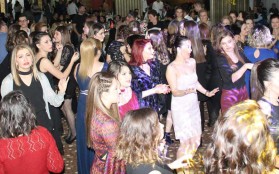 3. Geleneksel Yeni Yıl Yemeği ve Neşeli Saatleri