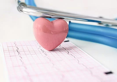 EKG Nedir ve Neden Yapılır? Elektrokardiyografi (EKG) Testinin Önemi